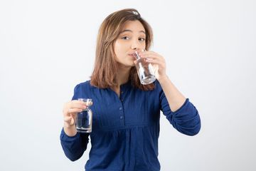 Rahasia Kulit Glowing dan Awet Muda? Minum Air Putih!